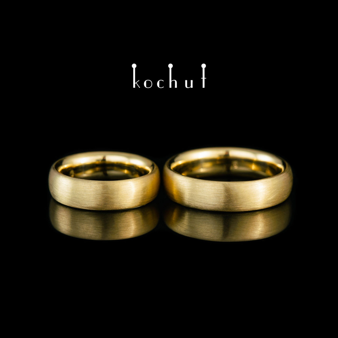 Classic wedding rings with a matt surface. 18K Yellow gold