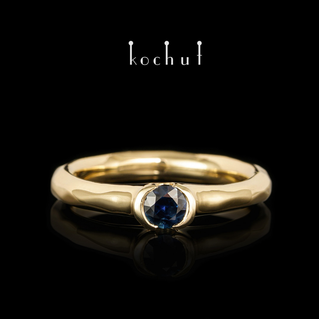 Engagement ring «Absolute». Yellow 18K gold, blue sapphire