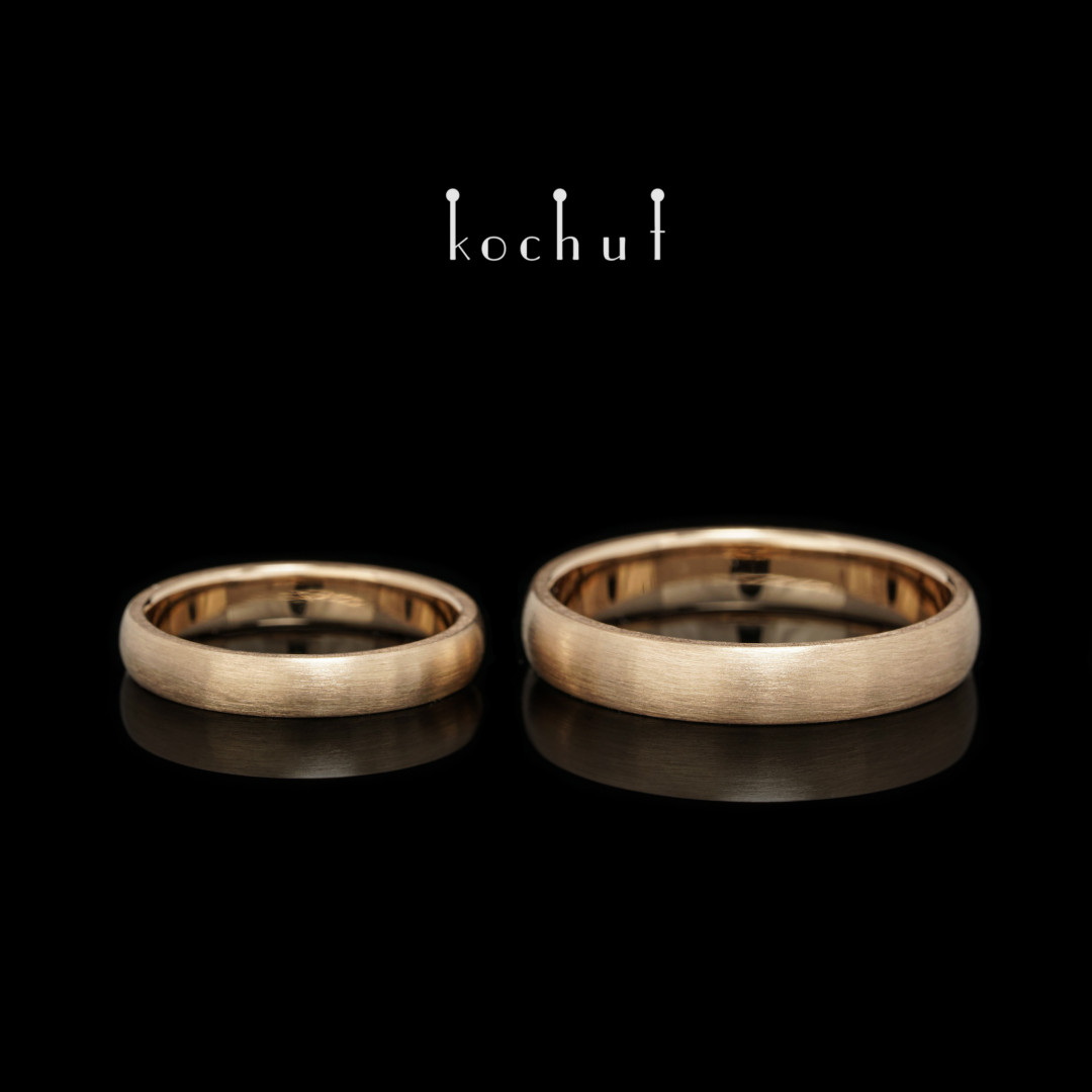 Classic wedding rings with a matt surface. Red gold