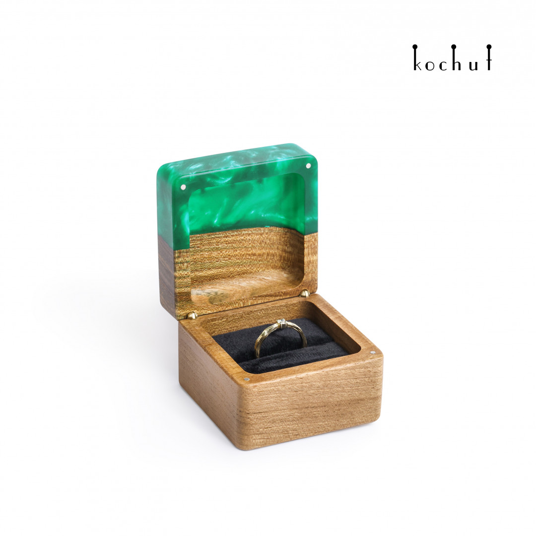 Jewellery box «Quadrum». Walnut, olive, green epoxy resin